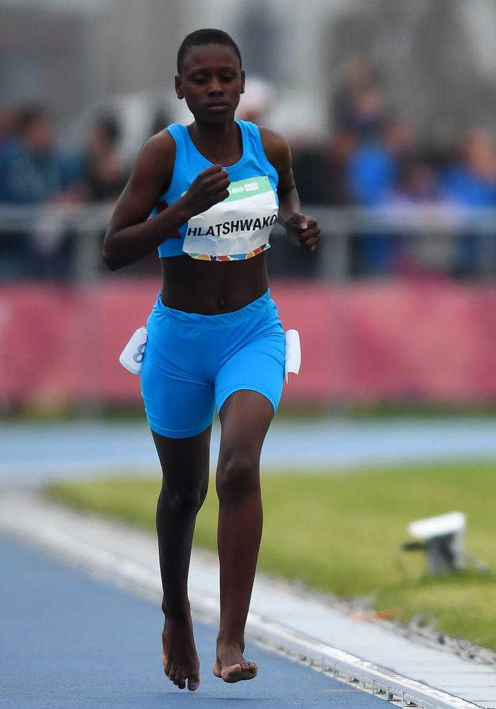 女子1500米跑出现非洲赤脚运动员 抢镜程度更胜首名跑手