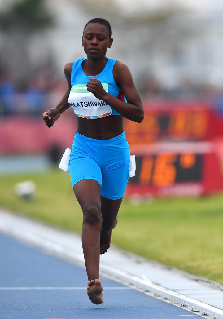 女子1500米跑出现非洲赤脚运动员 抢镜程度更胜首名跑手