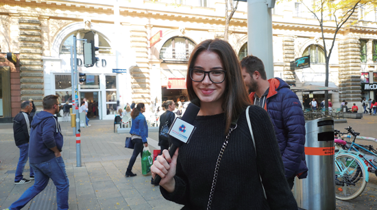 图为奥地利维也纳玛利亚大街上,奥地利姑娘接受记者采访.