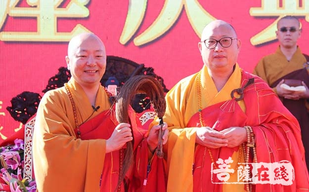 四川自贡市佛教协会副会长,自贡天池禅寺住持果明大和尚授如意(图片