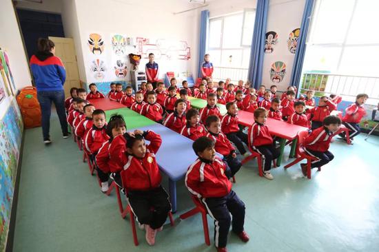 10月19日,和田市嘉梦幼儿园的小朋友正在上课.(资料图)