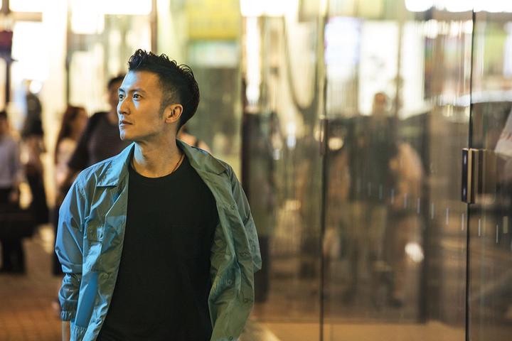 谢霆锋忽然现身香港闹巿,为新歌〈青空〉拍摄mv.