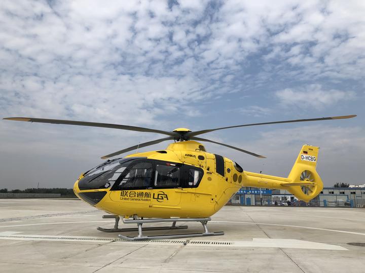 空客青岛首架h135直升机交付使用.