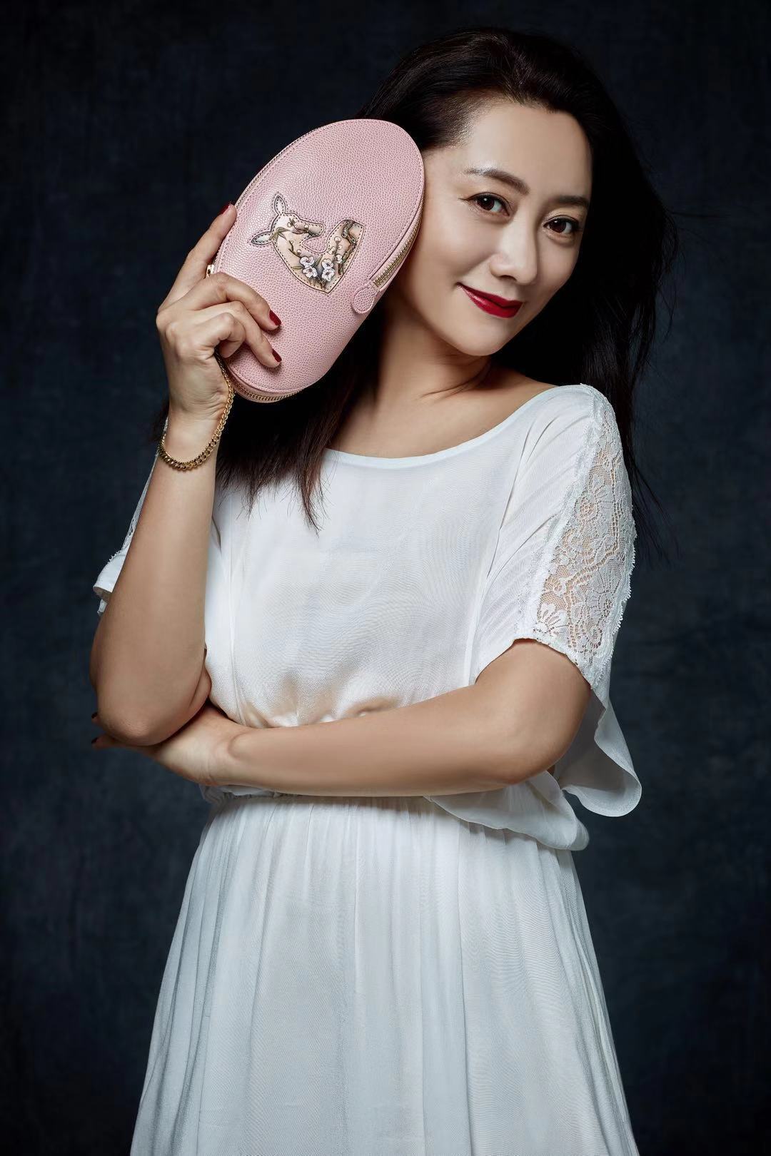 组图:原子霏代言瑞葩raepa妩媚动人尽展优雅气质