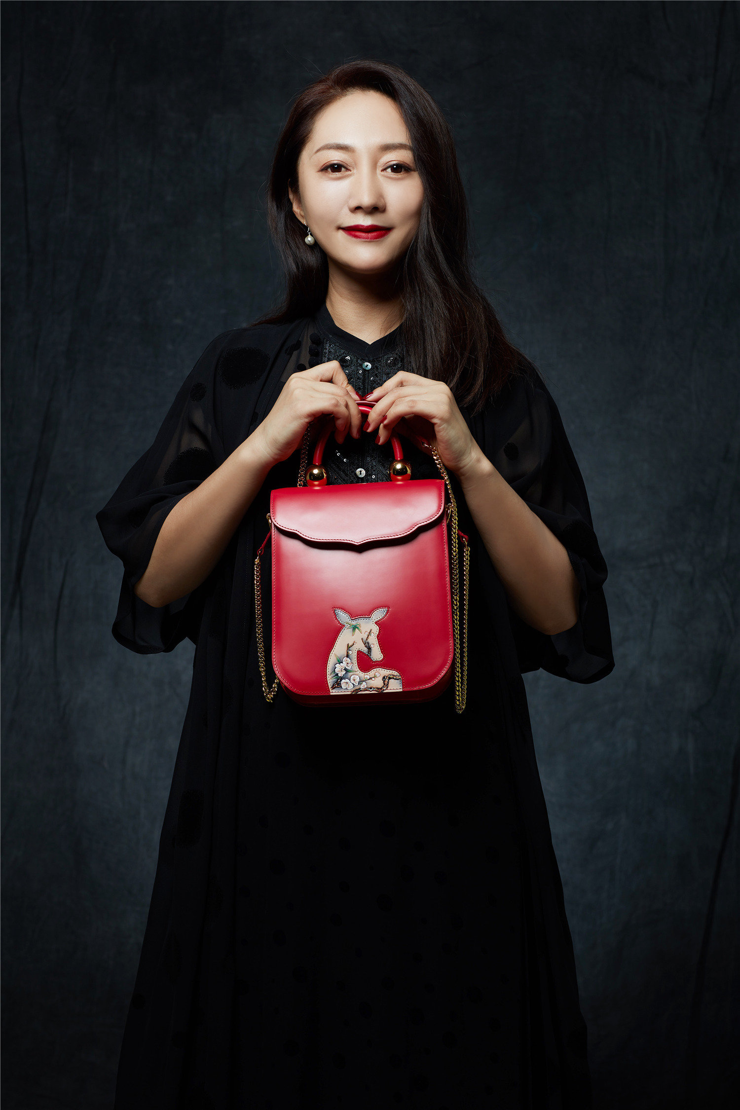 组图:原子霏代言瑞葩raepa妩媚动人尽展优雅气质