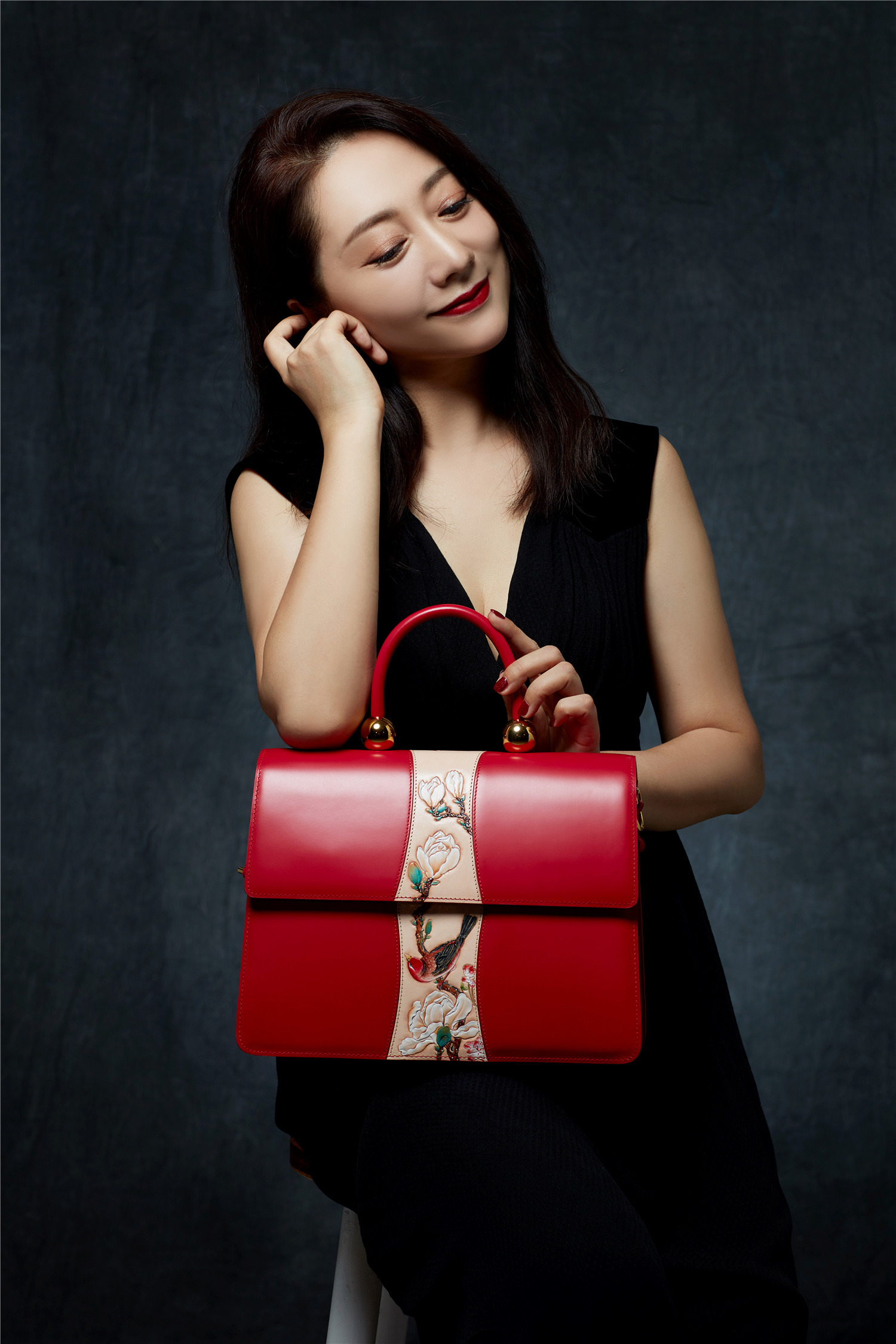 组图:原子霏代言瑞葩raepa妩媚动人尽展优雅气质