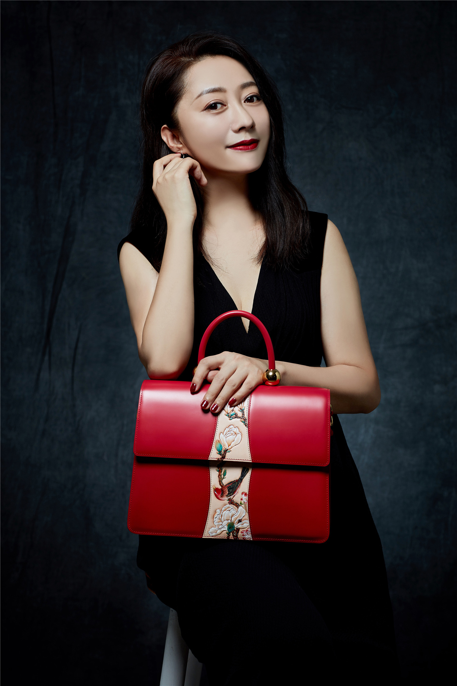 组图:原子霏代言瑞葩raepa妩媚动人尽展优雅气质