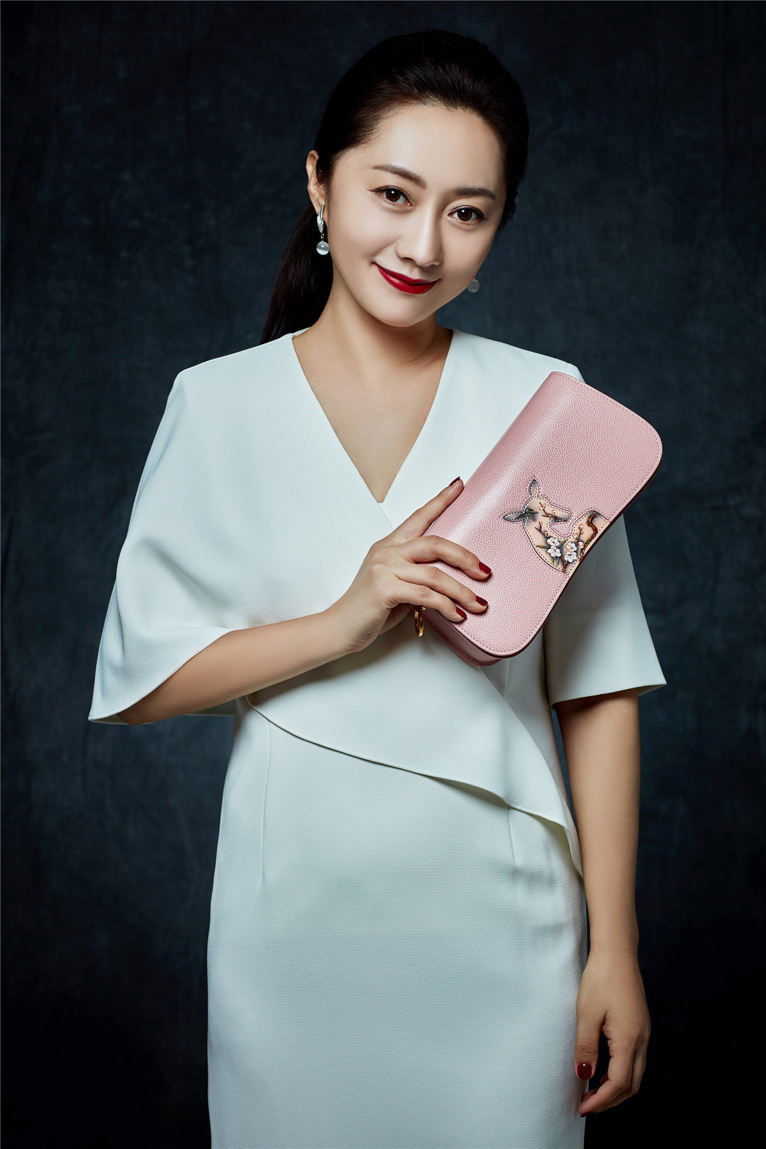 组图:原子霏代言瑞葩raepa妩媚动人尽展优雅气质