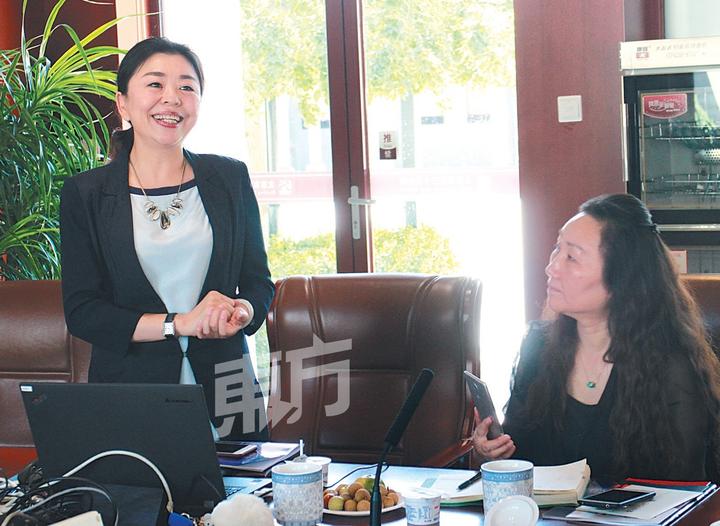 北京市第35中学总校副校长王红军(左).