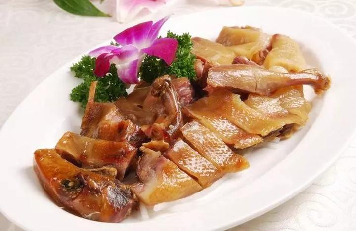 在建瓯的大小酒店就可以吃到正宗的板鸭.