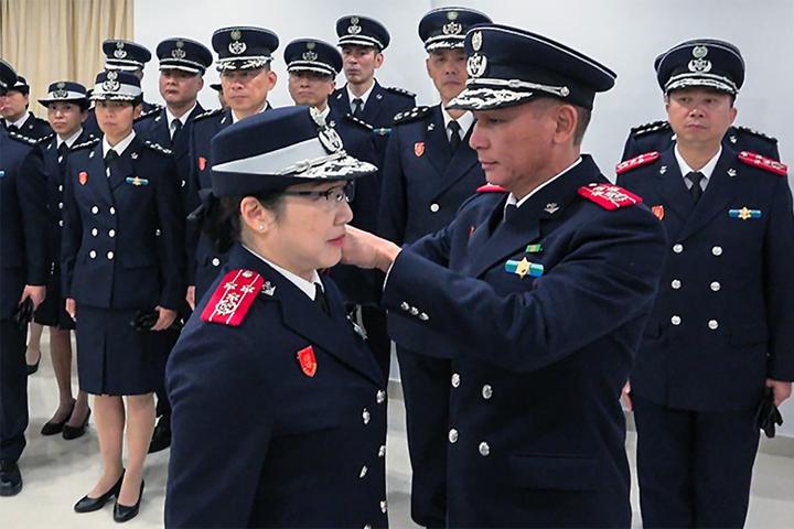 副关长吴国庆为新任助理关长周见霭戴上肩章