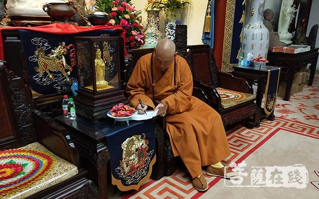 普陀山佛教协会会长,中国佛学院普陀山学院院长,普济禅寺方丈道慈大