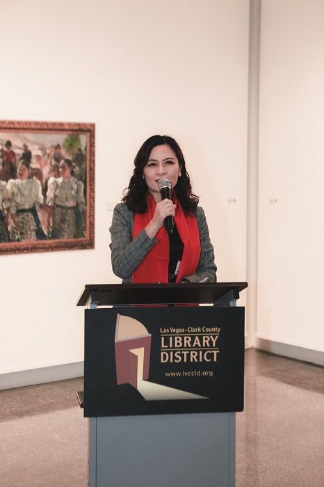 画展开幕式由王若梅主持.参展画家与国会众议员dina titus的代表合影.