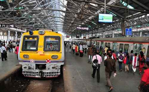 2014年6月23日在印度孟买拍摄的维多利亚火车站站台.