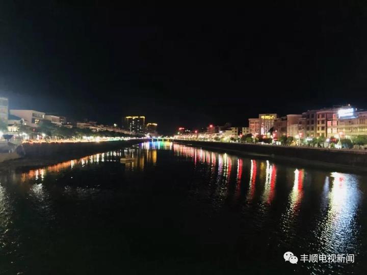 真美夜瞰丰顺景色霓虹闪烁流光溢彩