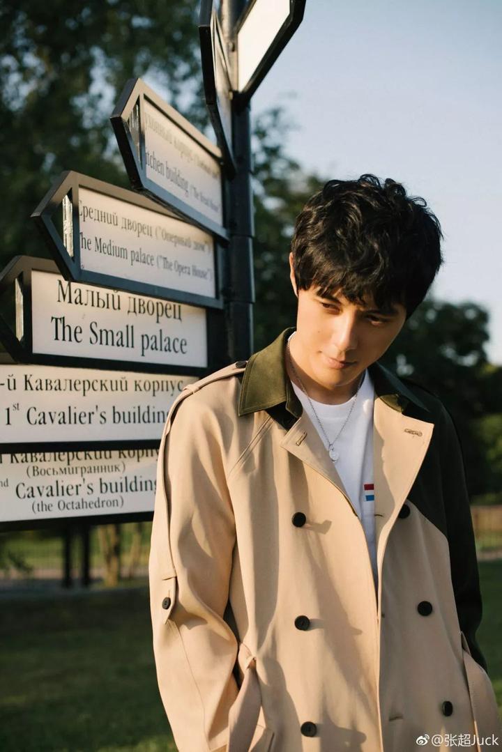 而张超扮演的慕承和,演出了最完美的男朋友模样:陌上人如玉,公子世