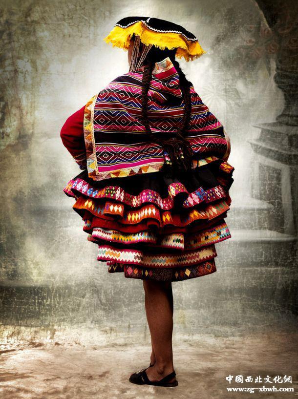 摄影系列作品,拍摄了秘鲁最高的地区库斯克的民间传统服饰和节日装束