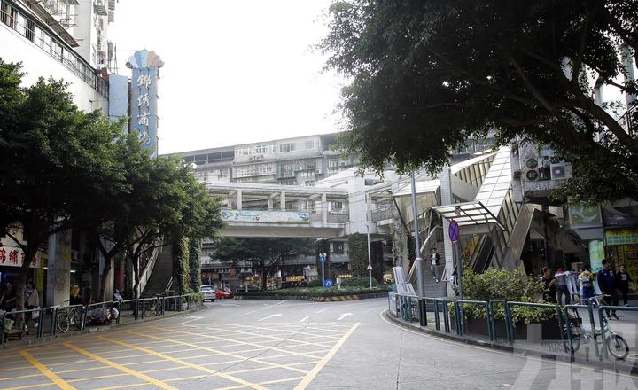 (三角花园行人天桥落脚点将加装升降机)