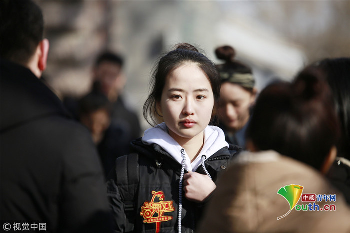 中戏艺考队伍壮大 现场美女如云青春有活力