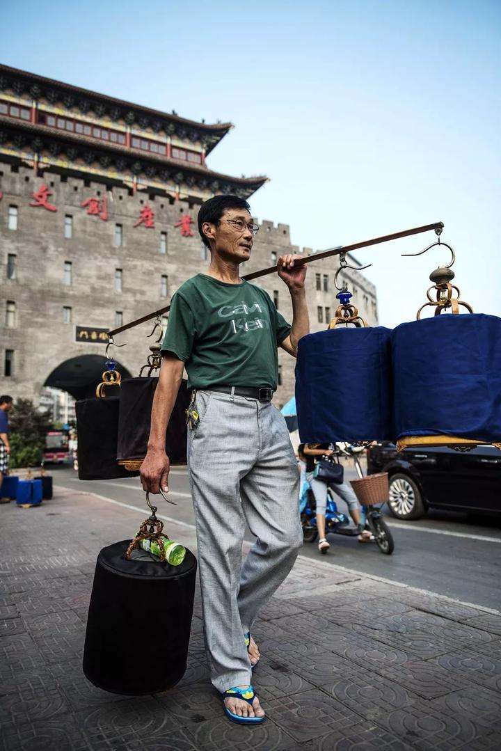 洛阳遛鸟图鉴:你要它的嘴儿,它要你的腿儿 | 豫记