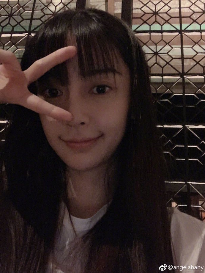 angelababy久违晒素颜自拍,皮肤细腻白到发光,比生图还美