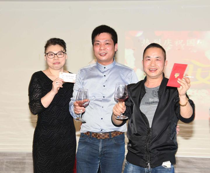 中奖妇女姐妹杨二伟表示:艾米利亚华商联合会能够不断进步和发展,取得