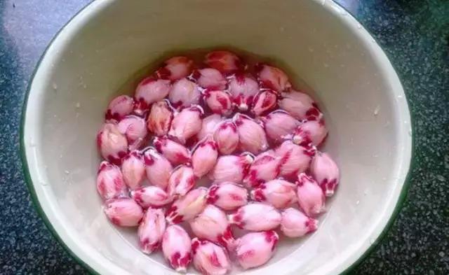 或是加面粉炸成小零食,加米汤煮成咸粥给孙儿们喝,常在家门口的栅栏边