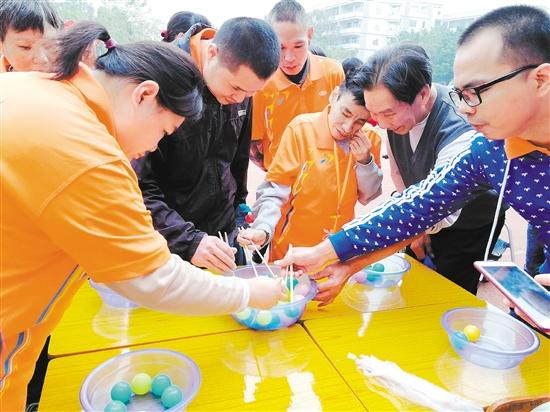 同善社工在外海沙津横社区开展康乐活动.