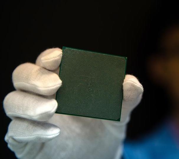 一名研发工程师展示"神威太湖之光"所使用的"申威26010"众核处理器(66